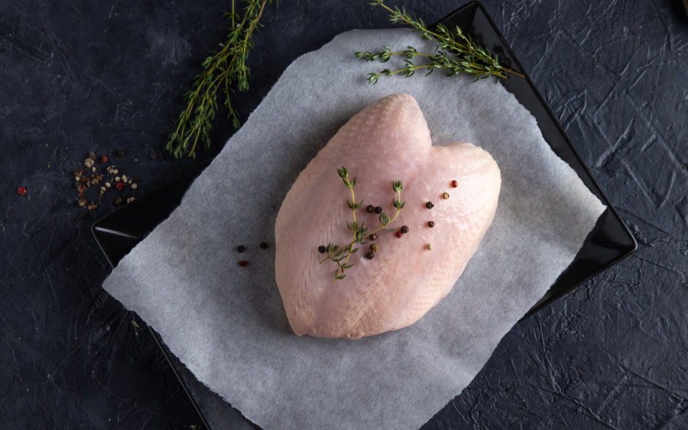 detail Kuřecí prsa s kostí a kůží